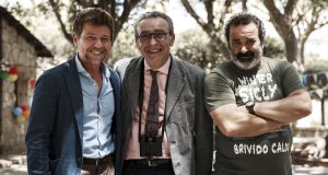 Filippo Luna in “Màkari 3” Saverio Lamanna, il nostro sbirro di penna, insieme all’amata Suleima e al formidabile Piccionello, dovrà affrontare nuovi casi di omicidio, che hanno al centro la terribile faida fra due sue ex fidanzate, un mistero che affonda le radici nella trag