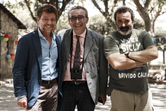 Filippo Luna in “Màkari 3” Saverio Lamanna, il nostro sbirro di penna, insieme all’amata Suleima e al formidabile Piccionello, dovrà affrontare nuovi casi di omicidio, che hanno al centro la terribile faida fra due sue ex fidanzate, un mistero che affonda le radici nella trag