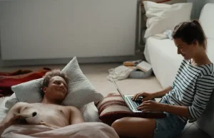 LA SOLITUDINE DEI NON AMATI dal 30 aprile al cinema LA SOLITUDINE DEI NON AMATI dal 30 aprile al cinema
